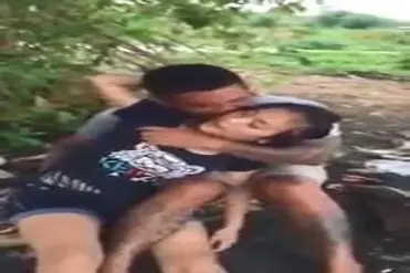 Gadis Cantik Pasrah Goyang Kasur Bareng Om
