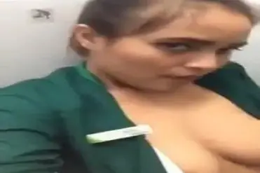 Gadis Pramugari Cantik Pasrah Kasur Peraduan